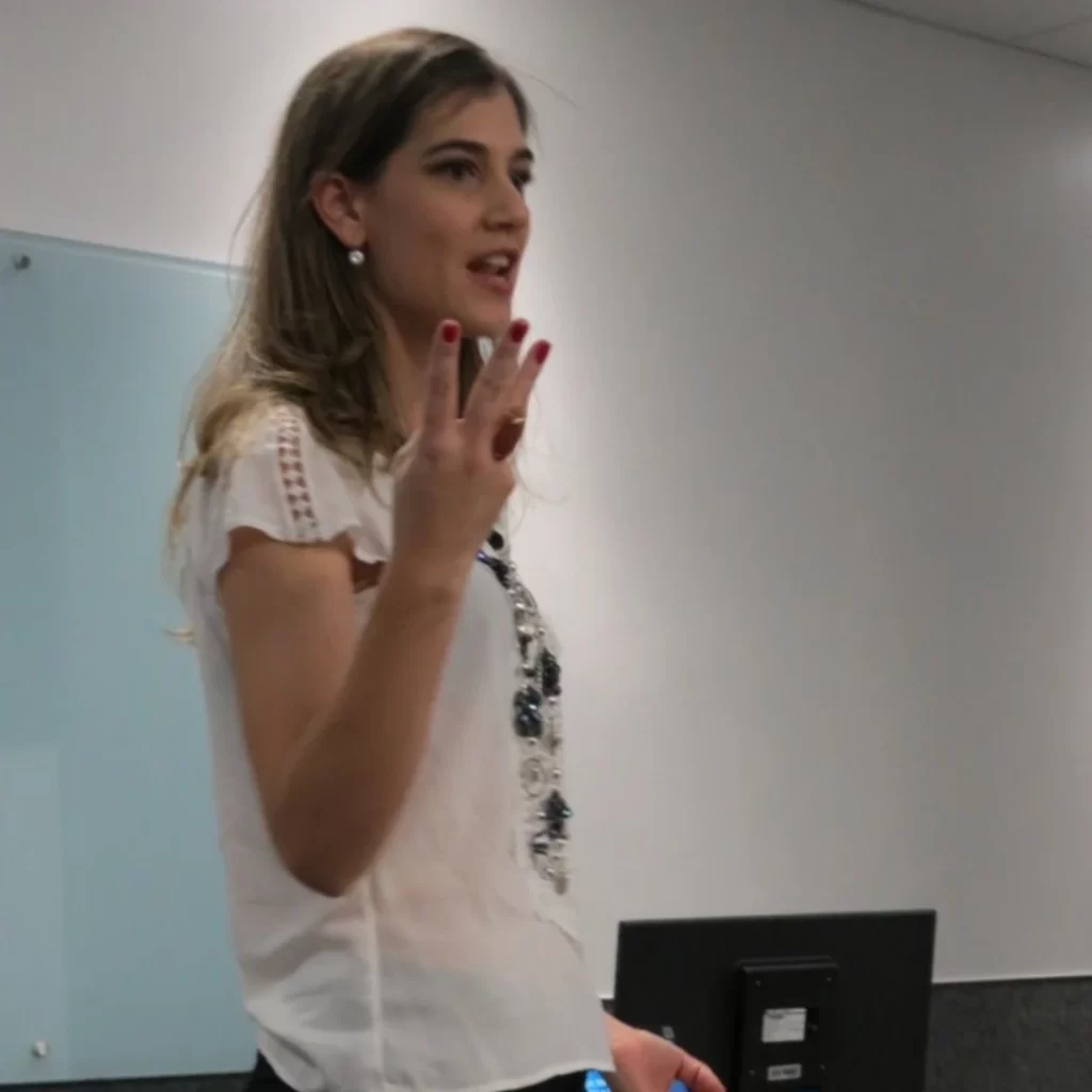Brenda Costa Fruk Guelfi, coordenadora pedagógica do Instituto VetSociety, apresentando conteúdo em sala de aula