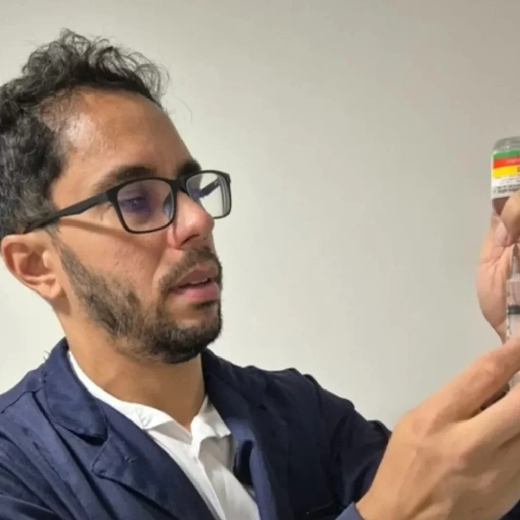 Carlos Alberto Ventura, coordenador de fisiatria de equinos no Instituto VetSociety, avaliando amostra de medicamento veterinário