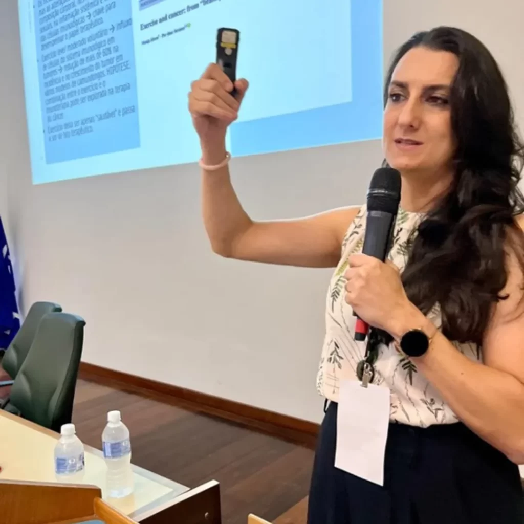 Laryssa Rosseto ministrando aula prática de fisiatria de pequenos animais no Instituto VetSociety