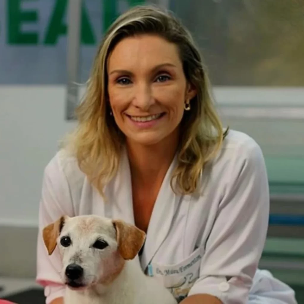 Dra. Maira Formenton avaliando um cão durante aula prática de fisiatria de pequenos animais no Instituto VetSociety