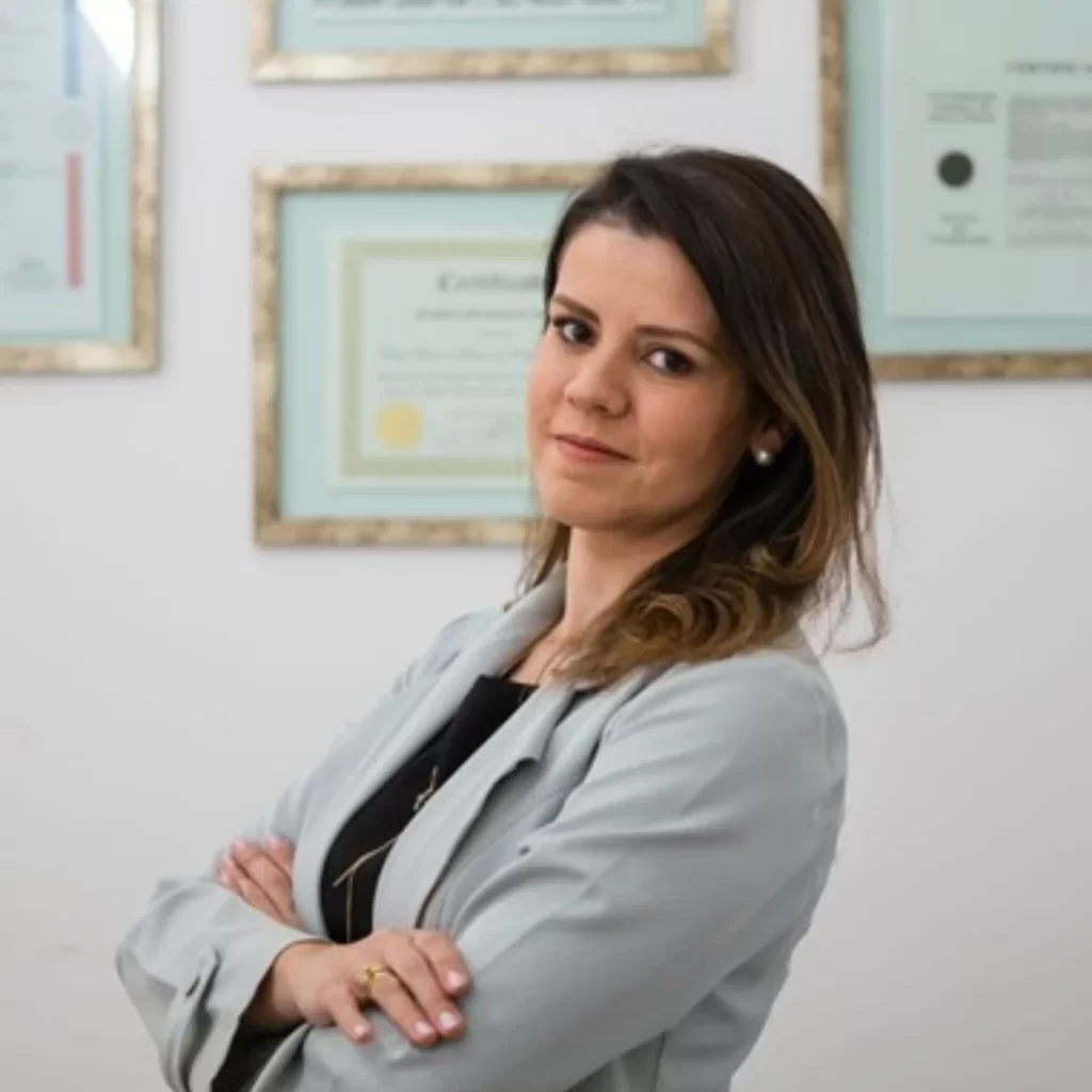 Dra. Nathalia Gonçalves Santana em consultório, professora de fisiatria de pequenos animais no Instituto VetSociety