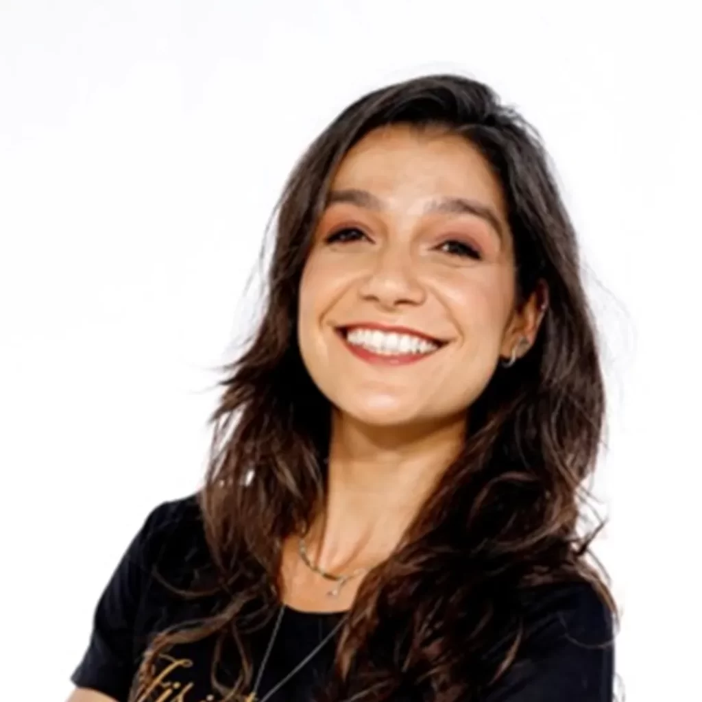 Iolanda Gea Kassem sorrindo durante sessão de fisioterapia em equino no Instituto VetSociety