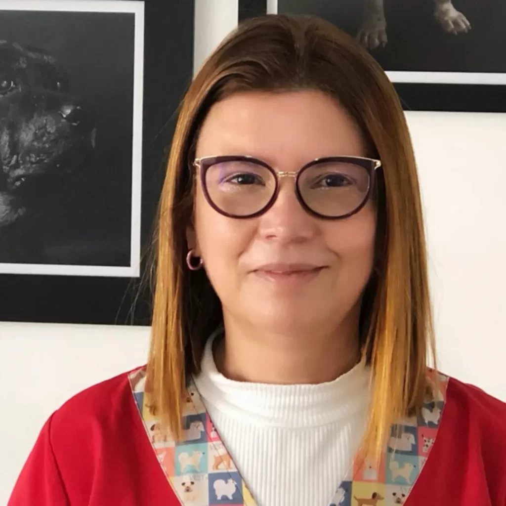 Mônica Sartori sorrindo, fisioterapeuta veterinária do Instituto VetSociety