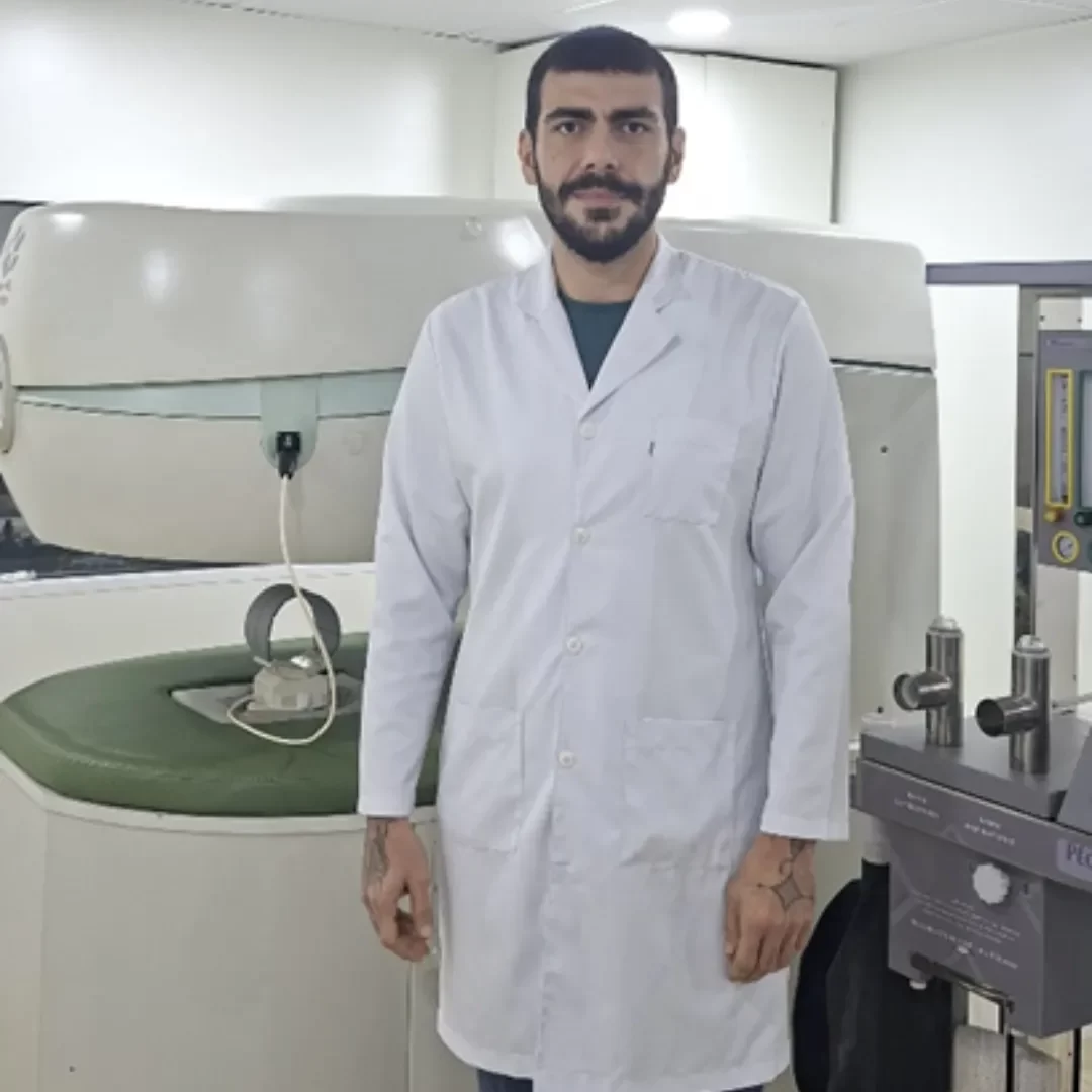Diogo Jaber Alcântara de Paula Motta operando máquina de tomografia em centro de diagnóstico veterinário