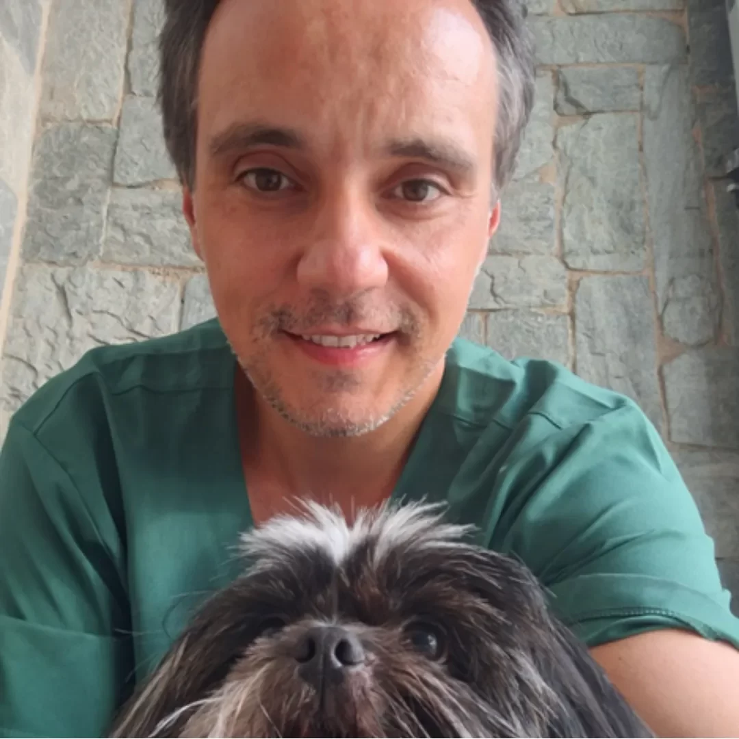 Dr. Flávio Medeiros posando com cão durante sessão de fisioterapia e reabilitação animal