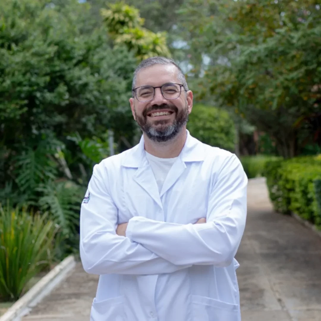 Jean Joaquim aplica técnica de agulhamento em clínica-laboratório